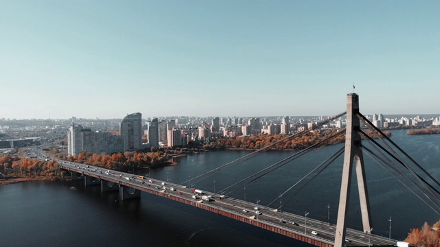 美丽的无人机俯瞰摩天大楼和高层建筑的大都市，乌克兰基辅。高峰时段混凝土桥的鸟瞰图。基辅,乌克兰视频素材