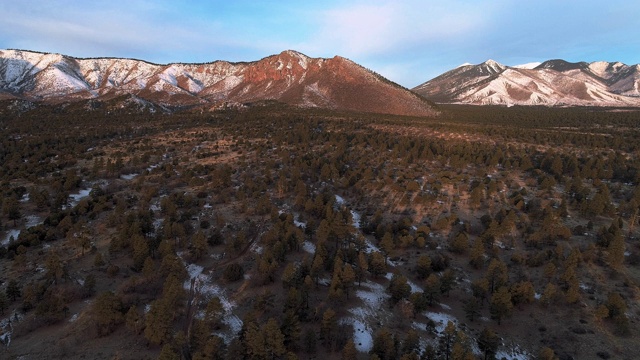 亚利桑那州弗拉格斯塔夫附近群山之间山谷的全景视频素材