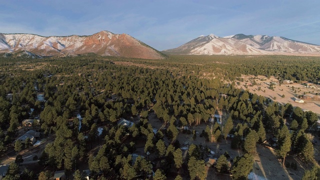 亚利桑那州弗拉格斯塔夫附近群山之间山谷的全景视频素材