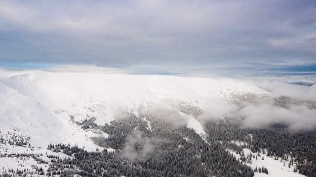 雪山山峰在云中视频素材