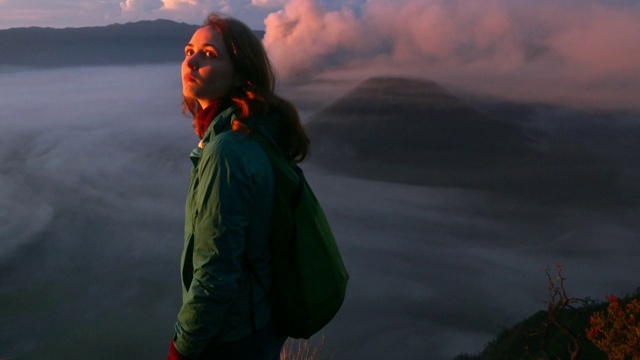 女人站在布罗莫火山看日出视频素材