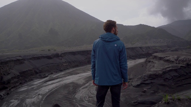 日出时，人们边走边看布罗莫火山视频素材