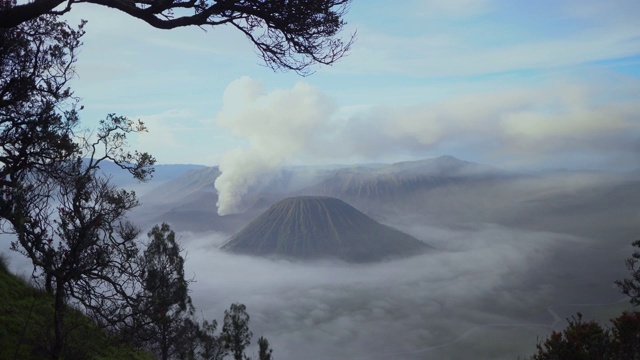 在雾中日出的布罗莫火山的风景视频素材