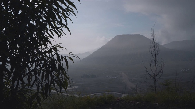 在雾中日出的布罗莫火山的风景视频素材