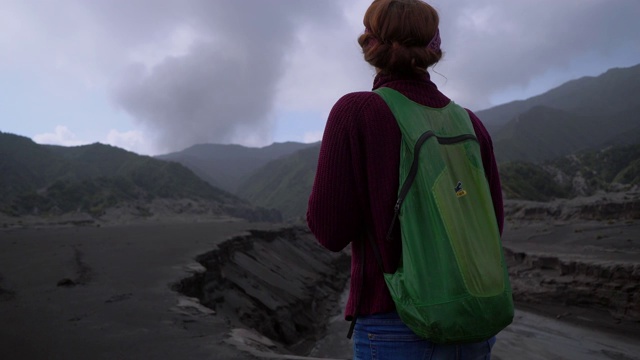 日出时在布罗莫火山附近散步的女人视频素材