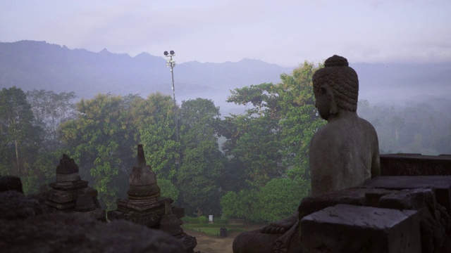 在日出的雾婆罗浮屠寺风景视频素材