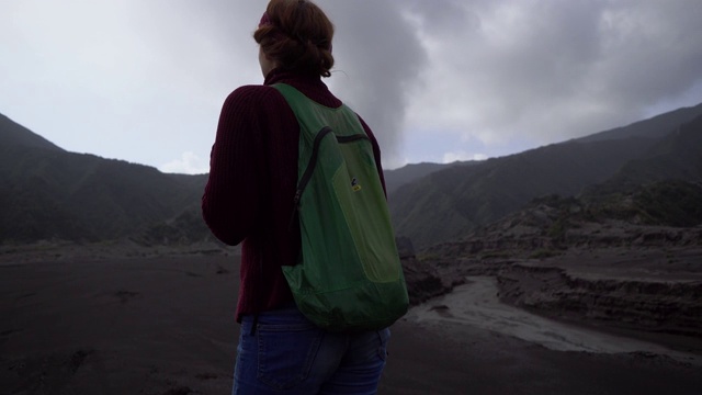 日出时在布罗莫火山附近散步的女人视频素材