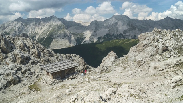 Tilt TL:奥地利因斯布鲁克Karwendel山的Hafelekarspitze-Seegrube夏季阿尔卑斯山上的云景小屋视频素材