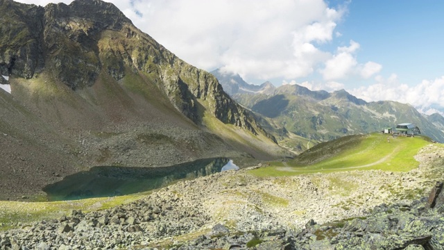 缩小TL:云景在斯瓦兹穆斯高山湖泊，Gossenköllesee, Kühtai，蒂罗尔，奥地利视频素材