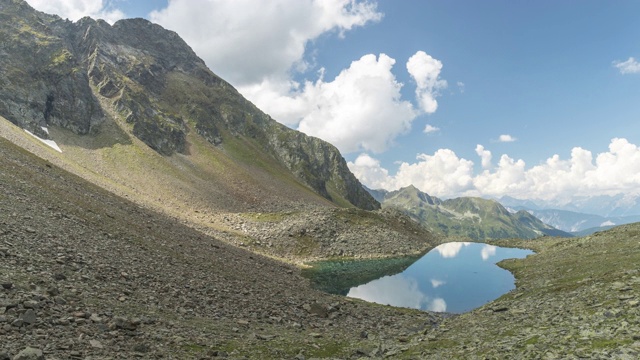 缩小TL:在夏季的云景在斯瓦兹穆斯高山湖泊，Gossenköllesee, Kühtai，蒂罗尔，奥地利视频素材