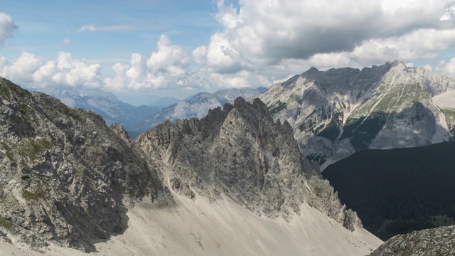 放大TL:奥地利因斯布鲁克karwendell山的Hafelekarspitze-Seegrube在夏季早晨阿尔卑斯山顶部的云景视频素材