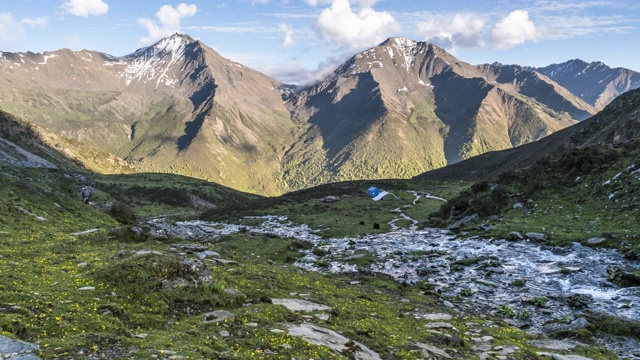 Tilt TL:中国四川省四姑娘山国家公园海子谷四姑娘山地区的夏季自然景观视频素材