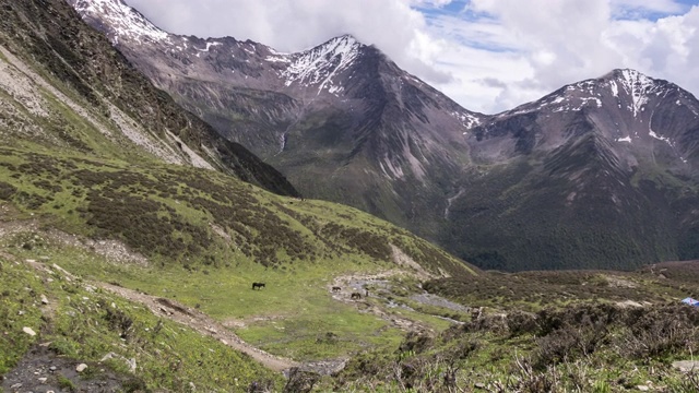 缩小TL:中国四川省四姑娘山国家公园海子谷四姑娘山地区的山脉自然景观视频素材