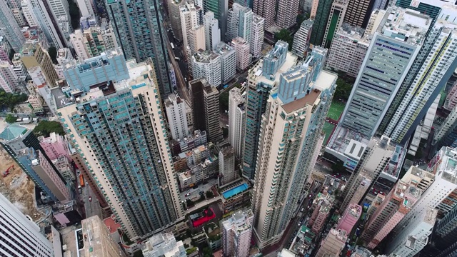 天线。香港日出，从无人机上看，香港太阳在天空中形成视频素材