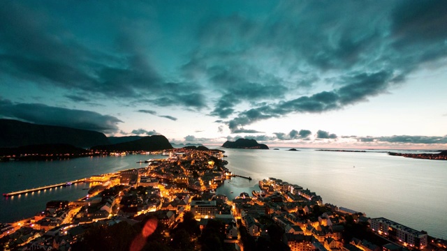 城市灯光，时光流逝-从Fjellstua看到的奥勒松的夜景视频素材