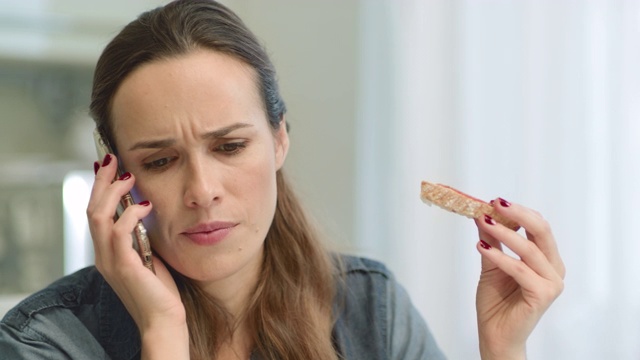 特写担心的女人得到坏消息的电话。视频素材