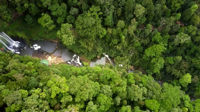 镜头沿着高原峡谷和瀑布移动视频素材