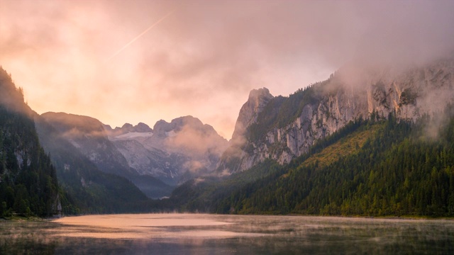 雾动的时间流逝和雾在早晨，美丽的风景景观岣湖山在秋天。萨尔兹卡默古特地区上奥地利视频素材