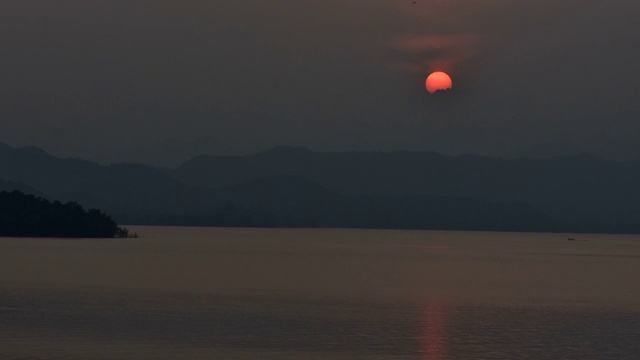 日落在山湖景观，时间流逝。视频下载