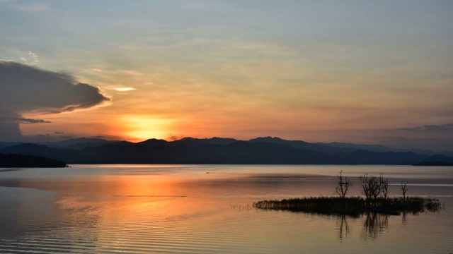 日落在山湖景观，时间流逝。视频下载