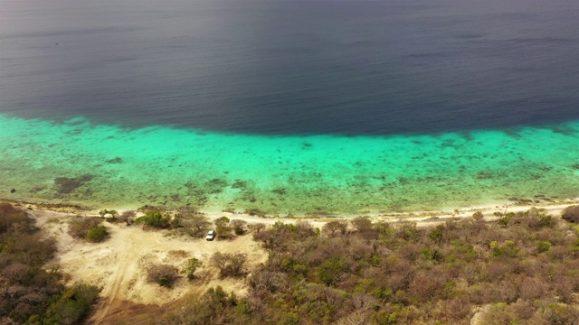 Playa Largu地区的鸟瞰图与海岸线和绿松石水- Curaçao/加勒比/荷属安的列斯视频素材