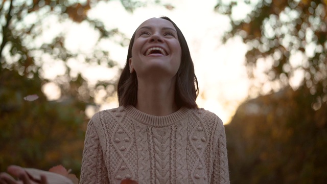 秋天里的女人视频素材