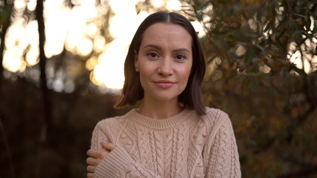 秋天里的女人视频素材