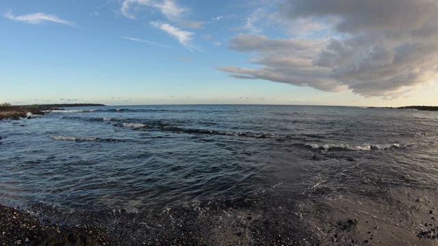 在毛伊岛日落时的火山岩石海滩的广角视角视频素材