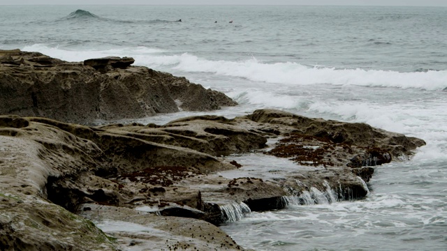 海浪在阴天撞击岩石视频素材