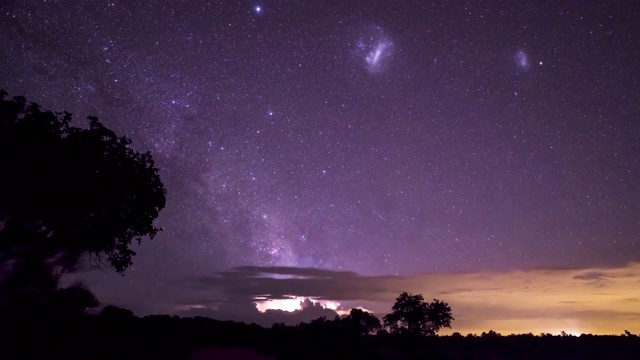 难以置信的夜间超级细胞风暴背景是银河系和恒星。在某些帧中可以看到超级罕见的红色精灵。视频素材