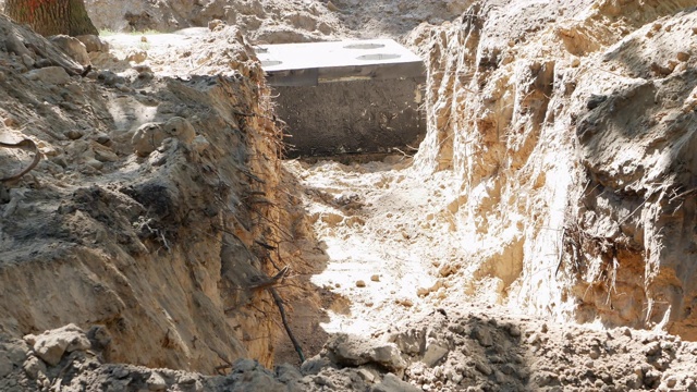 大沟渠用于输水、输气、输油。深沟混凝土集热器用于管道、管道。4k超高清视频片段视频素材