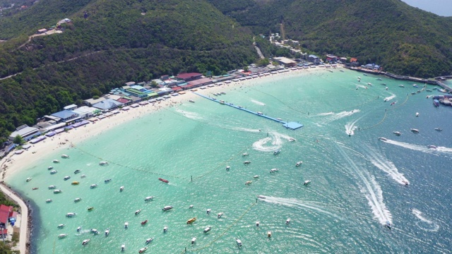 鸟瞰图的海滩与美丽的海在Koh larn岛在芭堤雅市泰国视频素材