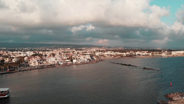 鸟瞰图美丽的海滨码头与步行街和旅游区在阳光明媚的夏日视频素材