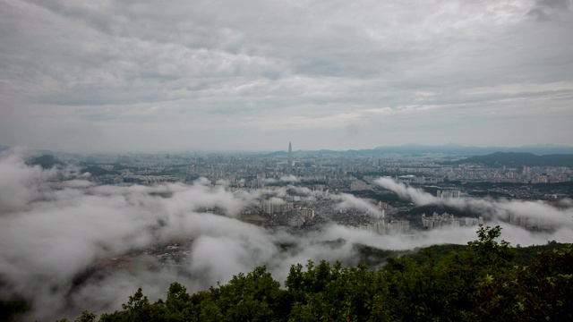 早晨云海在南山城(山要塞)市中心区/首尔，韩国视频素材