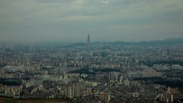 早晨云海在南山城(山要塞)市中心区/首尔，韩国视频素材