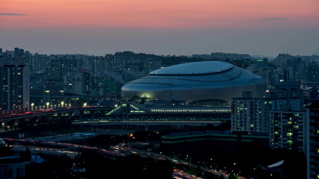 韩国首尔，Gocheok天空穹顶和南武山湾路城市景观日落和夜景视频素材