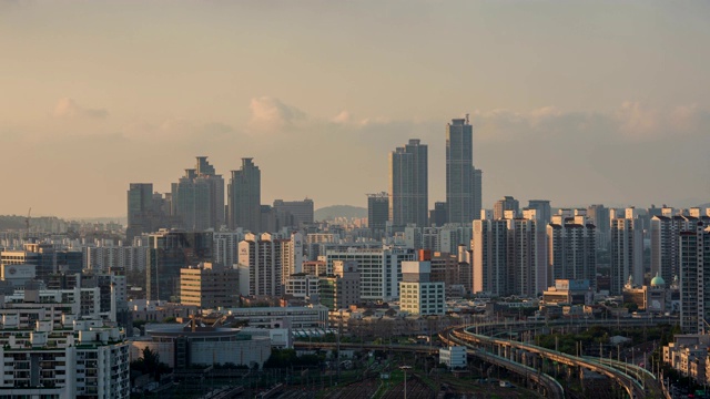 首尔地铁1号线轨道和sindorimdong城市景观/古罗古，韩国首尔视频素材