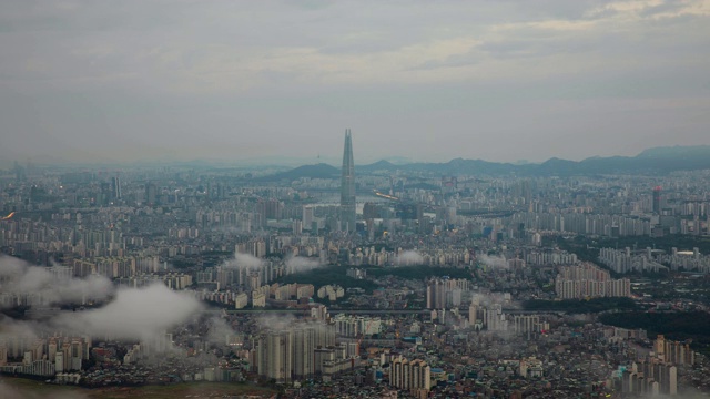 早晨云海在南山城(山要塞)市中心区/首尔，韩国视频素材