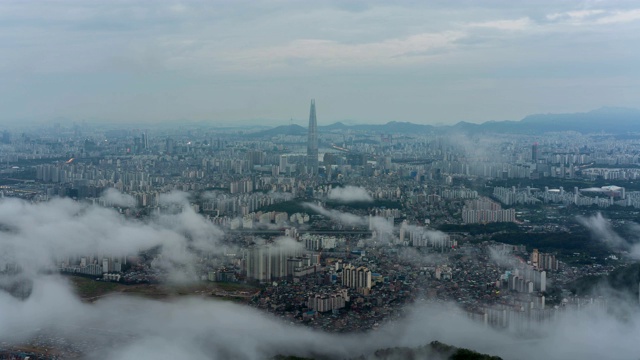 早晨云海在南山城(山要塞)市中心区/首尔，韩国视频素材