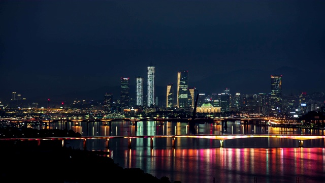 韩国首尔，汉江上的加让大学城大桥和Yeouido市中心的夜景视频素材