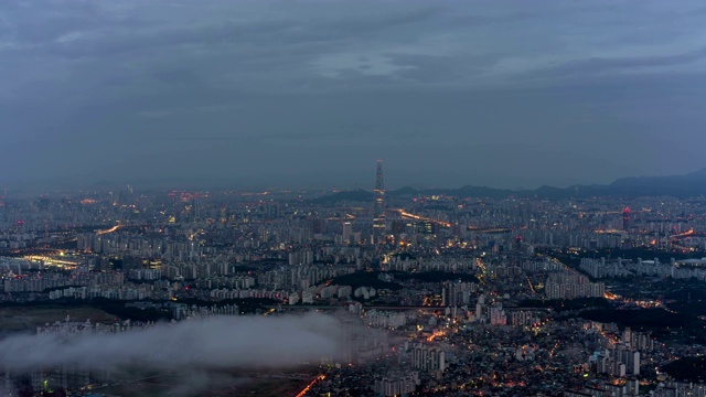 早晨云海在南山城(山要塞)市区从黎明到日出/首尔，韩国视频素材