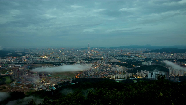 黎明时分，韩国首尔南山城(山堡)市区上空的云海视频素材