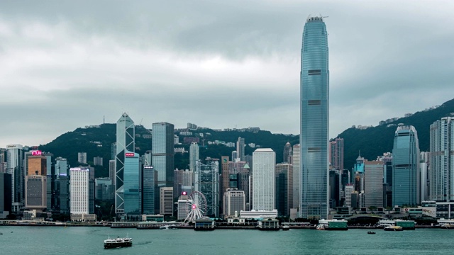 多云的维多利亚港和港岛天际线的时间流逝视频下载