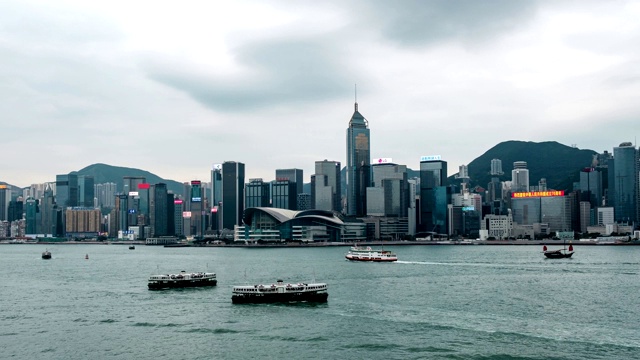 多云的维多利亚港和港岛天际线的时间流逝视频下载