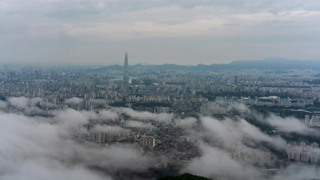 早晨云海在南山城(山要塞)市中心区/首尔，韩国视频素材