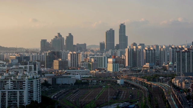 首尔地铁1号线轨道和sindorimdong城市景观/古罗古，韩国首尔视频素材