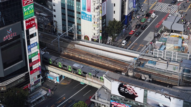 日本东京涩谷十字路口的行人和汽车视频素材