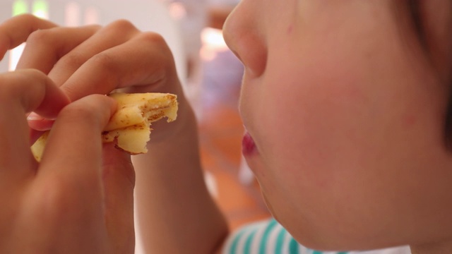 孩子在嚼食物，孩子在吃薄饼视频素材