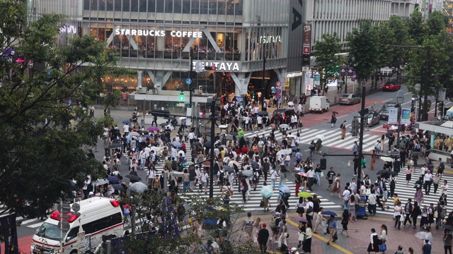 日本东京涩谷十字路口的行人和汽车视频素材