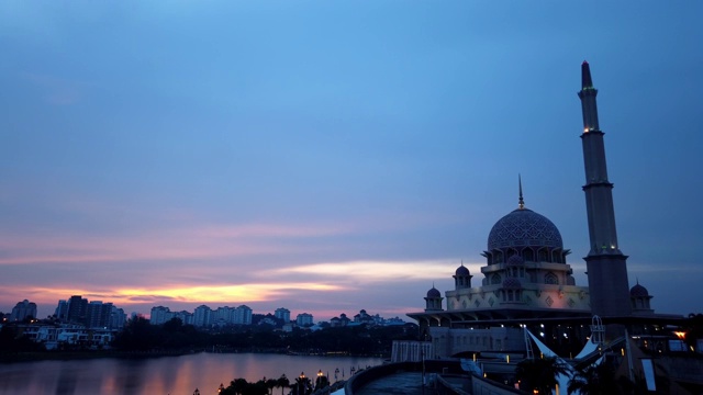 马来西亚布城普特拉清真寺(Masjid Putra Mosque)的日出和散落的云彩剪辑视频。每秒25帧速率视频素材